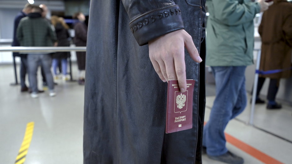 Obywatel Rosji czekający w kolejce do kontroli paszportowej na przejściu granicznym Vaalimaa w Finlandii