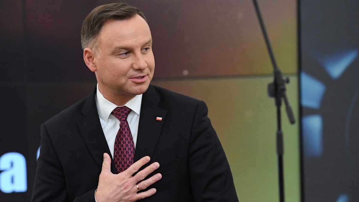 Prezydent Andrzej Duda zaskarżył do Trybunału Konstytucyjnego jeden z przepisów dodanych do tzw. Konstytucji dla nauki przez Senat. Dokładnie chodzi o zapis gwarantujący sędziom dożywotne zatrudnienie na uczelniach. O ruchu prezydenta poinformował Jarosław Gowin na Twitterze.