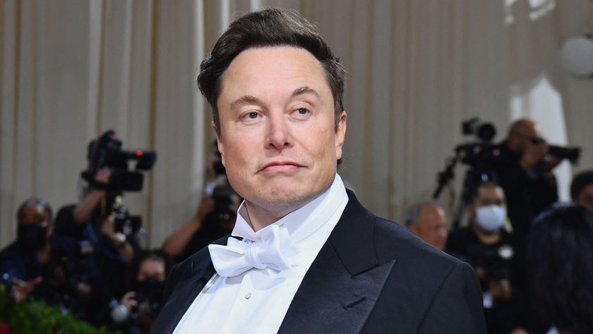 „Twitter będzie firmą specjalizującą się w oprogramowaniu i serwerach”, zapowiedział Musk. O pomoc w przebudowie platformy poprosił 50 inżynierów z innej swojej firmy, Tesli