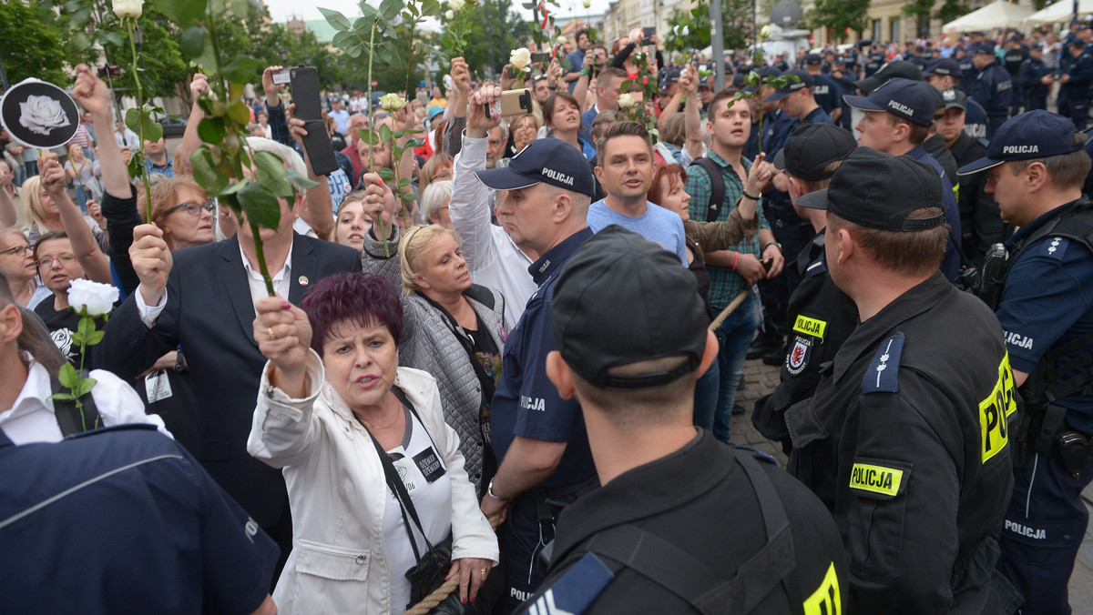 Działacze świętokrzyskiego Komitetu Obrony Demokracji zabrali głos po zamieszkach, do jakich w ostatnią sobotę doszło w Warszawie podczas miesięcznicy katastrofy smoleńskiej. W przesłanym do mediów oświadczeniu protestują przeciwko ich zdaniem "zastosowaniu siły przez funkcjonariuszy Policji wobec pokojowo demonstrujących obywateli".