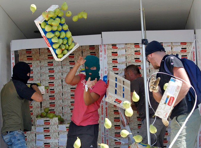 Francuscy rolnicy wyrzucają hiszpańskie owoce i warzywa z ciężarówki zatrzymanej Senas, w Prowansji