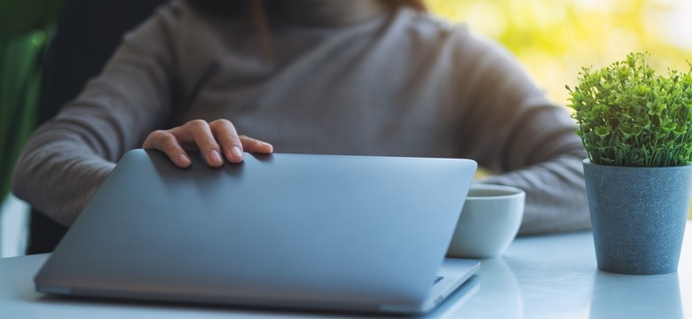 Pracownik nie może być offline? Co na to resort pracy?