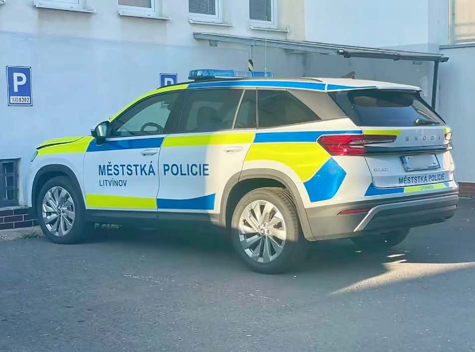 Ľudia si všimli auto polície.