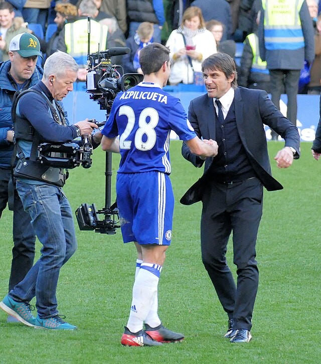 Antonio Conte (w garniturze) jako trener Chelsea, grudzień 2016 r.