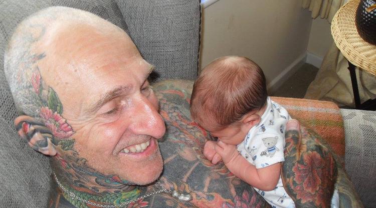 Peter Bridgens (72) a tetovált nagypapa