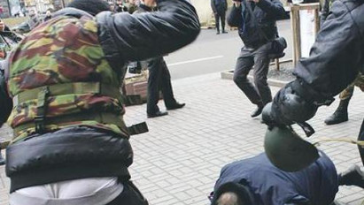 Meggumibotozták  a zsarukat a tüntetők