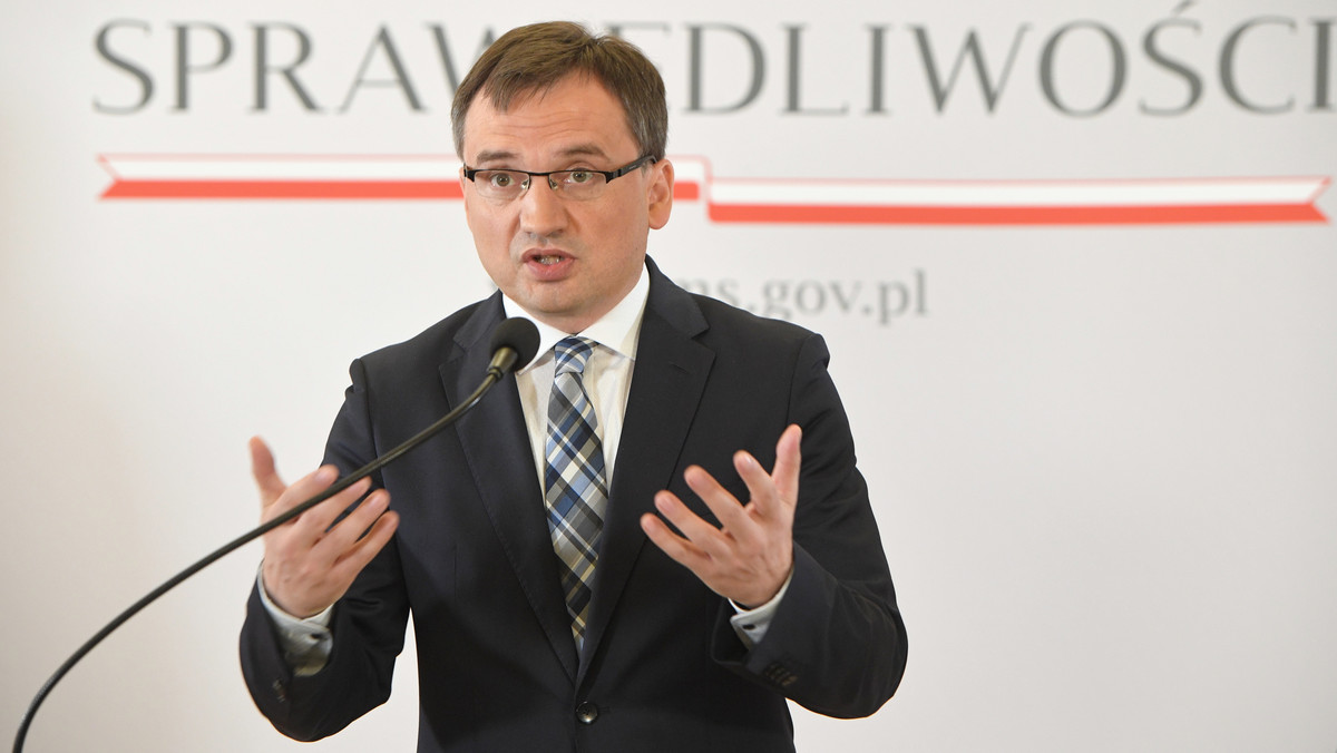 W sprawach m.in. budowy dróg i autostrad wprowadzimy jasną zasadę: dostajesz pieniądze dopiero, jak zapłacisz podwykonawcy - zapowiedział dziś minister sprawiedliwości Zbigniew Ziobro. Zapowiedział też nowy sposób rozstrzygania sporów między wykonawcami a podwykonawcami.