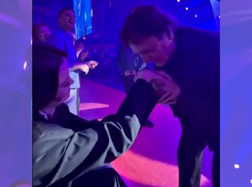 "E, SAD MOGU DA UMREM!" Zdravko Čolić usred koncerta sišao sa bine i prišao Milici Pavlović – usledio je neviđen gest! (VIDEO)