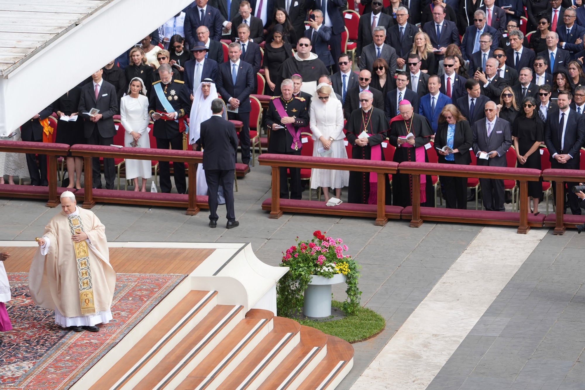 V pozadí vľavo stredný rad vpravo slovenský prezident Peter Pellegrini na inauguračnej omši novozvoleného pápeža Leva XIV.