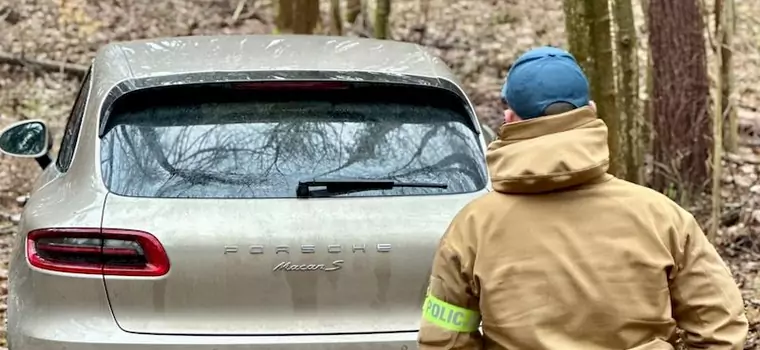 W środku lasu stało Porsche. Policjanci szukają sprawców