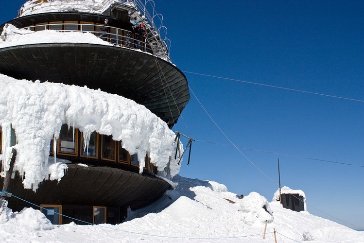 Trwają prace rozbiórkowe na Śniezce.