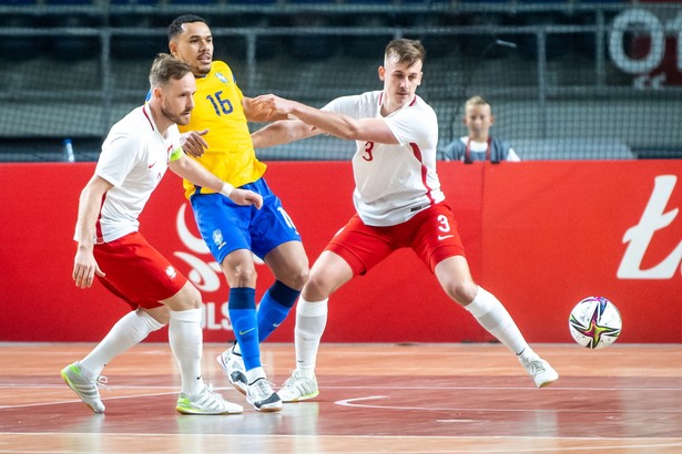 Piłkarze reprezentacji Polski Michał Kubik (L) i Mateusz Madziąg (P) oraz Diego Henrique de Assis Abreu (C) z Brazylii podczas meczu towarzyskiego w futsalu