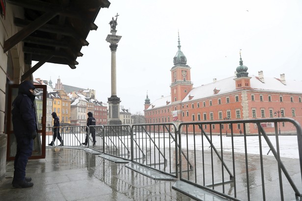 Konferencja bliskowschodnia. Barierki i patrole policji na Placu Zamkowym w Warszawie