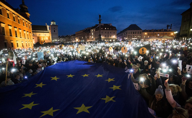 Światełko dla nauczyciela - demonstracja w Warszawie