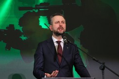 Szef MON odpowiada na 'próbę obrzydzenia' programu SAFE. 'Atak przyniesie 'gigantyczne straty'