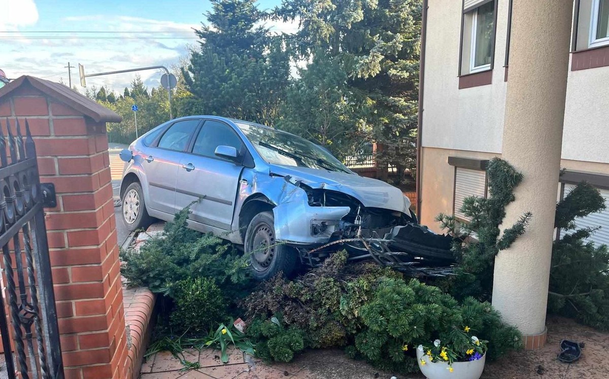 Oborniki: Ford Focus uderzył w betonowy płot, odłamki wpadły przez okno do budynku