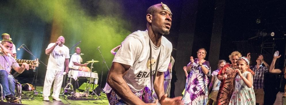 <strong>Balla Kouyaté</strong>
<br></br>
Brave Festival 2015 był pierwszym festiwalem griotów w Europie. Sona Jobarteh, kuratorka festiwalu i griotka z Gambii, zaprosiła artystów najbardziej reprezentatywnych dla tej tradycji. Poznaliśmy wirtuozów n’goni, kory i balafonu – najważniejszych instrumentów griotów. Wszystkie trzy usłyszeliśmy w fascynującym koncercie Kasse Mady Diabate’go. Publiczność porwały także koncerty genialnego gitarzysty Vieux Farka Touré oraz Abou Diarry, mistrza n’goni. A przegląd tradycji Afryki Zachodniej uzupełnił występ Coumbane Mint Ely Warakane, griotki z Mauretanii. Poznaliśmy także tradycje z innych regionów Afryki. Pigmeje Aka z grupy Ndima zachwycili niezwykle kunsztowną polifonią lasów deszczowych Kongo, a zespół Zanzibar Taarab/Kidumbak Ensemble zabrał nas w muzyczną podróż po Oceanie Indyjskim. Dochód biletów wstępu na Brave Festival 2015 jak co roku w całości zostanie przekazany na rzecz organizacji charytatywnej ROKPA, wspierającej młodych Tybetańczyków, a w tym roku także ofiary trzęsienia ziemi w Nepalu. 
<br></br>
fot. Mateusz Bral
<br></br>