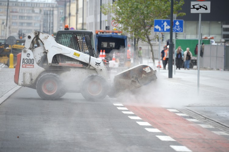 Ostatnie prace budowlane i porządkowe na ulicy Świętokrzyskiej w Warszawie, 30 bm. Dziś wieczorem ulice: Świętokrzyska, Prosta oraz Sokola zostaną otwarte. Przebudowa ulic przebiegających nad centralnym odcinkiem II linii metra, trwała od 2010 r. (3)<br><br> (mgo) PAP/Jacek Turczyk