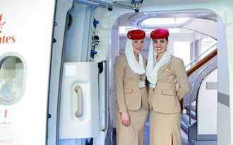 Praca dla stewardessy: rekrutacja w liniach lotniczych Emirates, ile można  zarobić w Dubaju?