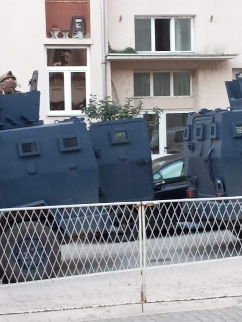 Kosovska policija ispred vrtića u Kosovskoj Mitrovici