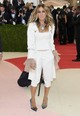 Sarah Jessica Parker (2016): A 2016-os MET-gála témája a technológia és a divat kapcsolata volt, Sarah Jessica Parker viszont egy fehér Monse szettben érkezett, amely sokak szerint túlságosan visszafogott volt az alkalomhoz. A kritikák nem is várattak sokat magukra – egy blogger például Instagramon bírálta a választását, mondván, nem tükrözte a témát. Parker azonban nem hagyta szó nélkül a dolgokat: részletes válaszban fejtette ki, hogy ruhaválasztása egy tudatos döntés volt. Hangsúlyozta, hogy számára a MET-gála nem csupán divatbemutató, hanem gondolati kihívás is, ahol a ruhák üzenetet hordoznak. Ezzel a válaszával nemcsak a szettjét, hanem saját szerepét is új szintre emelte a gála történetében.