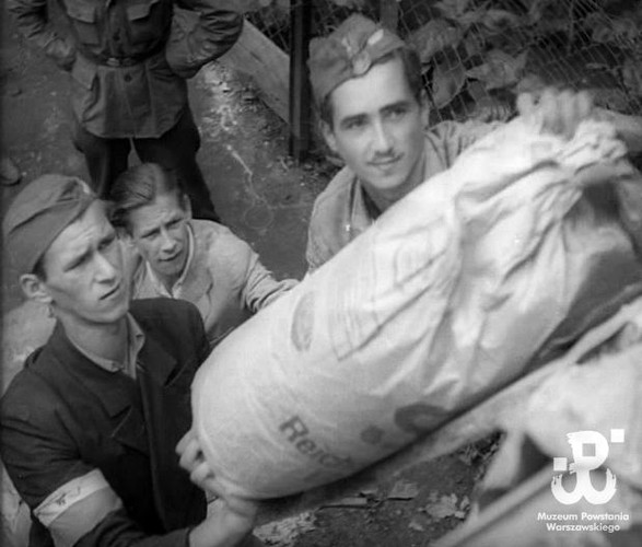 'Powstanie Warszawskie' to pierwszy na świecie dramat wojenny non-fiction. Powstał z ponad sześciu godzin zachowanych oryginalnych kronik filmowych