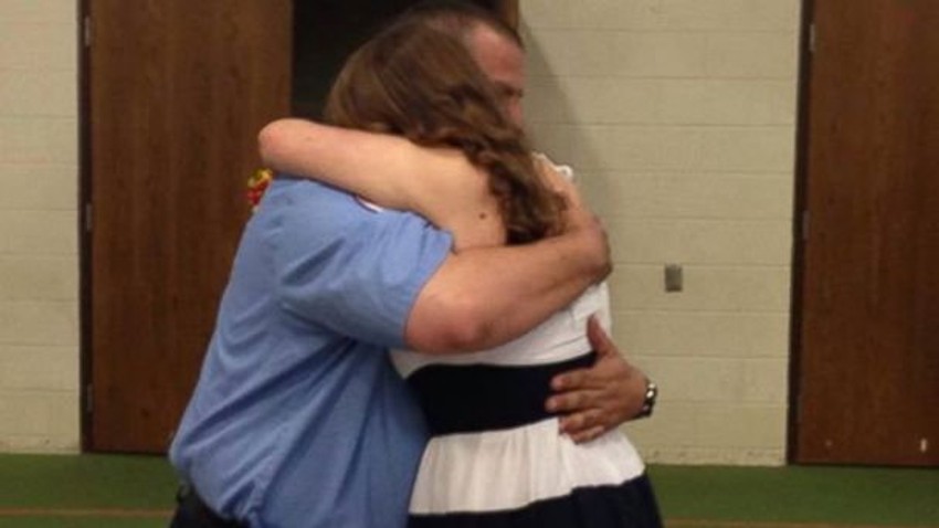 Zagrljaj Skajler Džejms i Čarlija Heflina