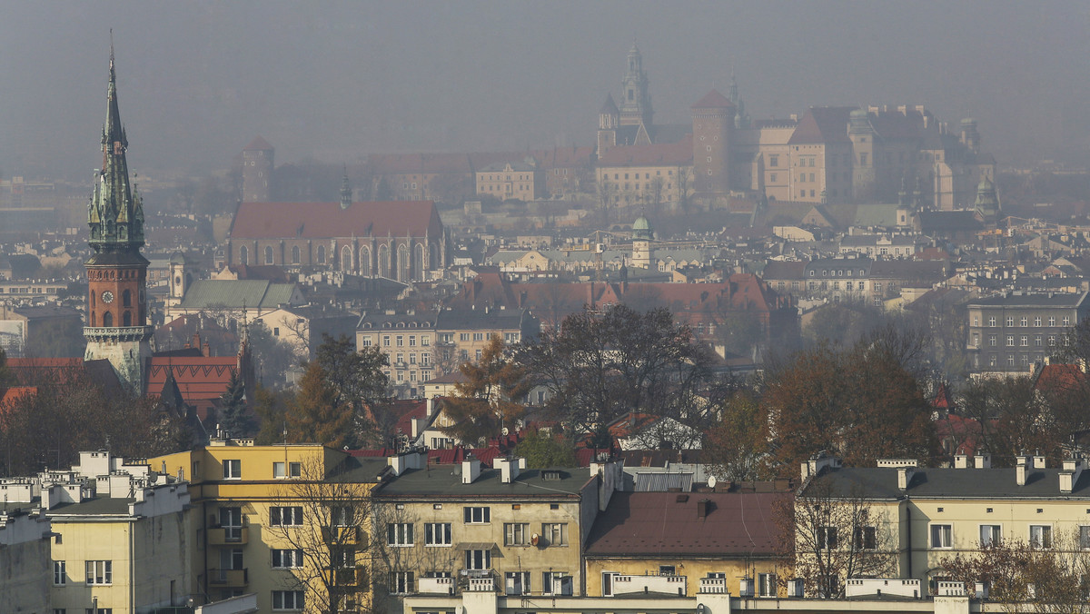 W ostatni weekend jakość powietrza w Krakowie poprawiła się, a prognozy na najbliższe dni są optymistyczne dla całej Małopolski. Średnie stężenie szkodliwego pyłu PM10 w poniedziałek (godziny nocne i ranne) wyniosło w mieście 68 mikrogramów na m sześc.