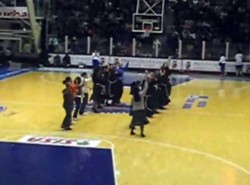 Czirliderki w habitach nawracają tańcem