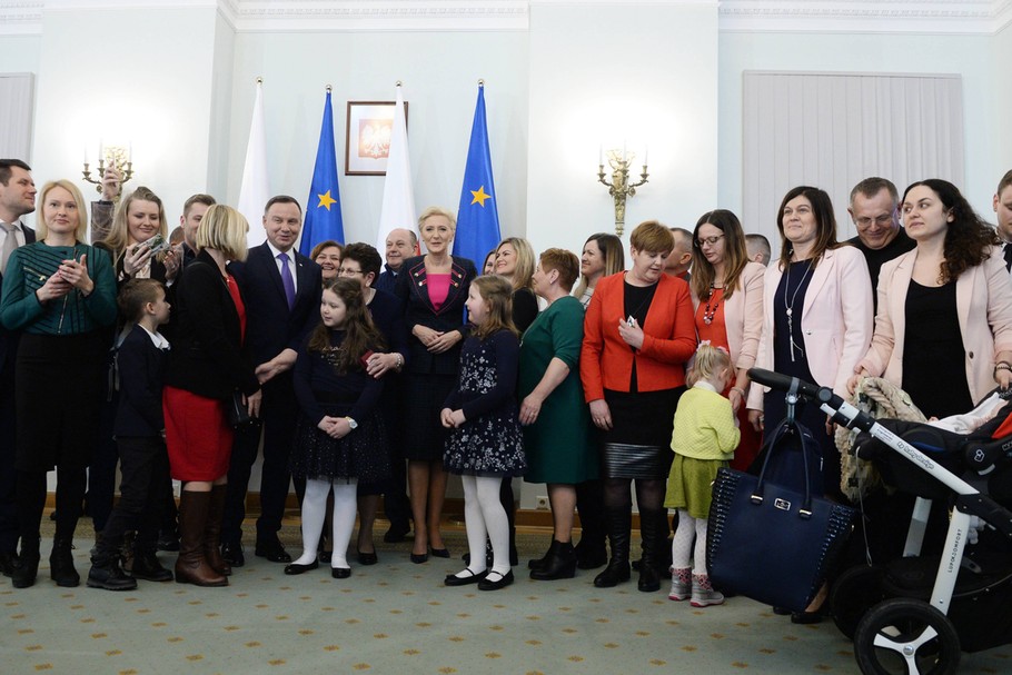 Prezydent Andrzej Duda z żoną Agatą Kornhauser-Dudą podczas spotkania z rodzinami wielodzietnymi w Pałacu Prezydenckim, 14 lutego 2018 roku.