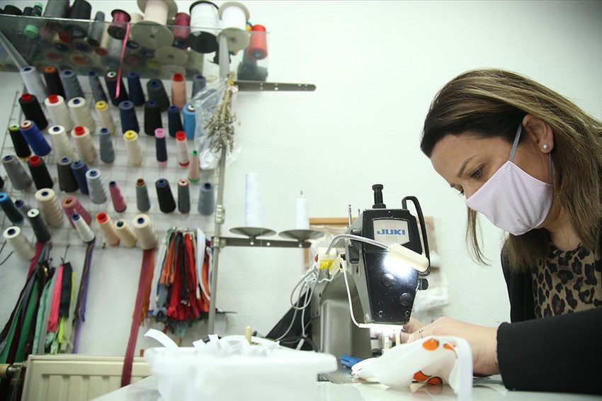 Aleksandra šije i deli maske