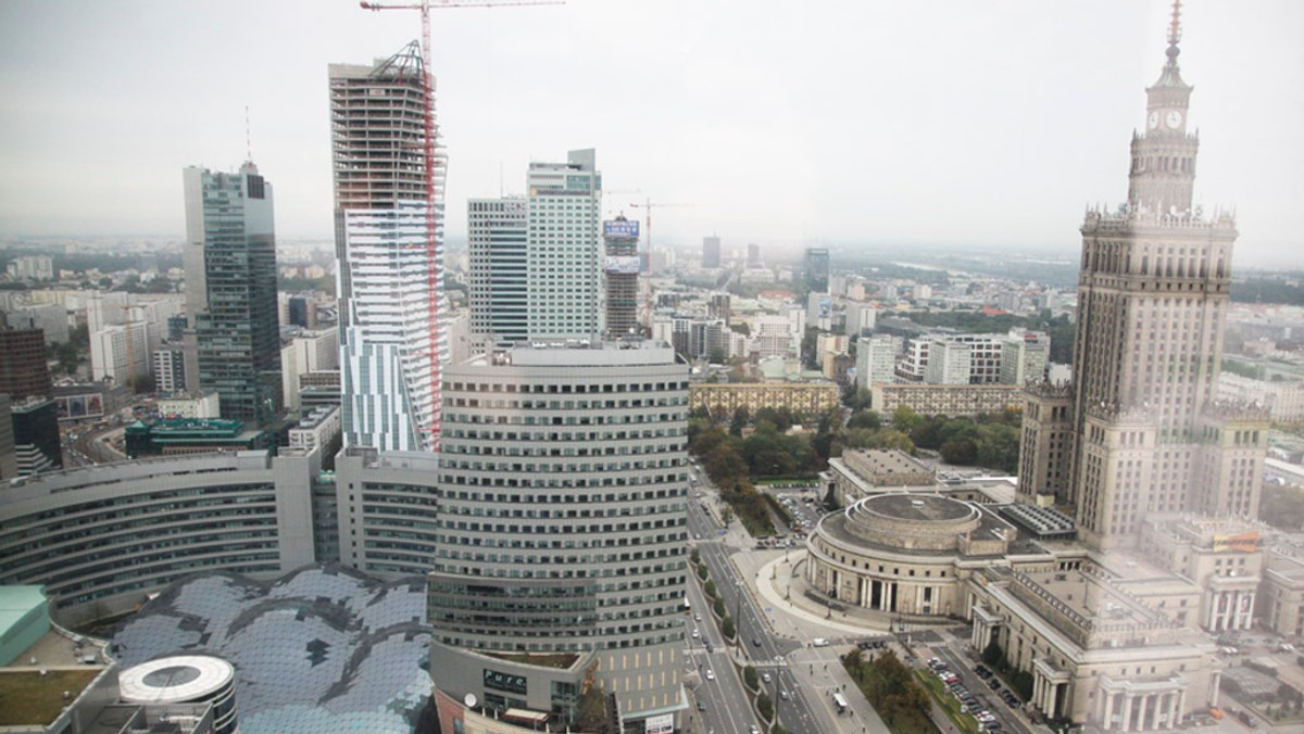 Jak podaje Instytut Obywatelski, w Paryżu jest 2,3 tys. billboardów, w Warszawie ok. 8,5 tys. Największa reklama w stolicy ma 164 m kw., w centrum Paryża – raptem 8 m kw., informuje „Gazeta Wyborcza”.