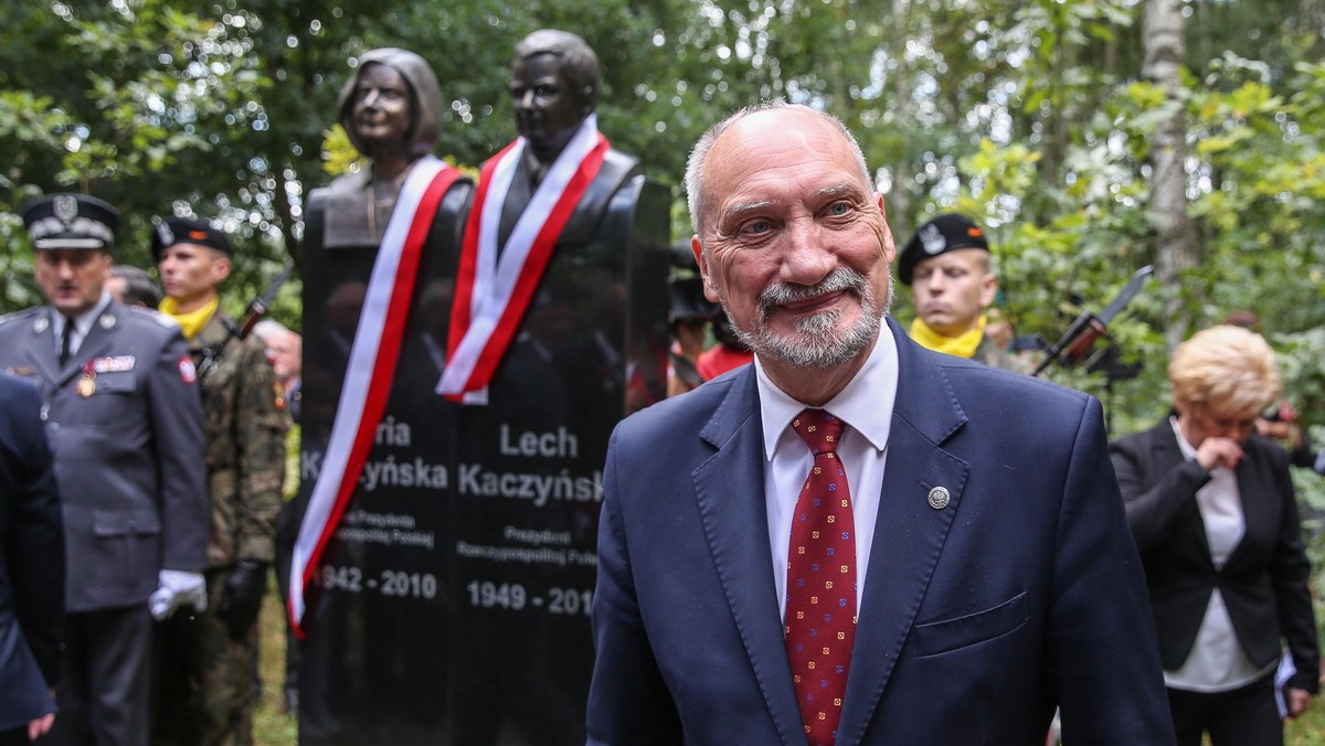 Antoni Macierewicz , popiersie