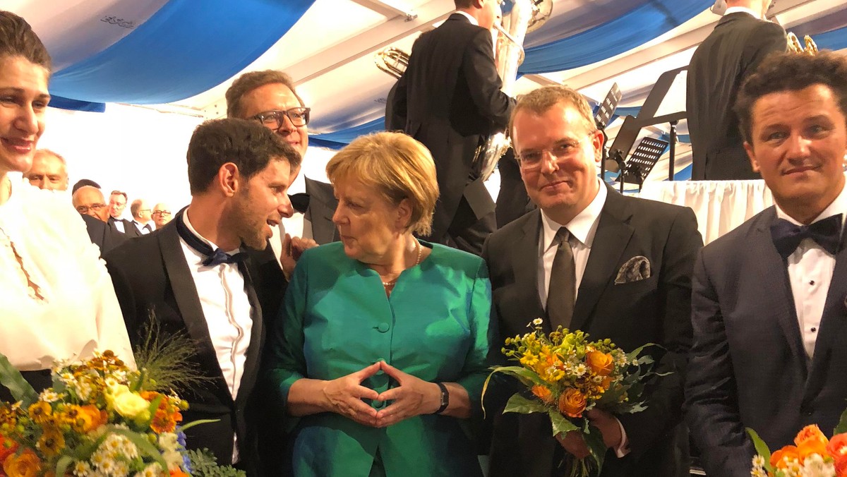 Od środy wieczór w mediach oficjalnych i społecznościowych mnóstwo jest zdjęć kanclerz Angeli Merkel, która przyjechała na premierę inagurującą festiwal w Bayreuth. Obok niej stoją dwaj Tomasz Konieczny i Piotr Beczała.