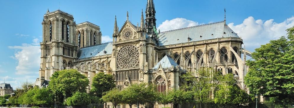 <strong>Notre Dame (La cathédrale Notre-Dame de Paris)</strong>
<br></br>
Budowano ją niemal 200 lat ((1163-1345). Okazała i majestatyczna w swojej bryle i wnętrzach poświęcona jest Matce Boskiej (Nasza Pani). Należy do najbardziej znanych katedr na świecie. Gotycki symbol dawnej potęgi Kościoła katolickiego we Francji. W czasie wielkiej rewolucji była Świątynią Rozumu i cudem uniknęła zburzenia. Jest chętnie odwiedzana przez turystów z powodu niezwykłej urody wnętrza zdobionego m.in. witrażami i słynną rozetą nad środkowym portalem.