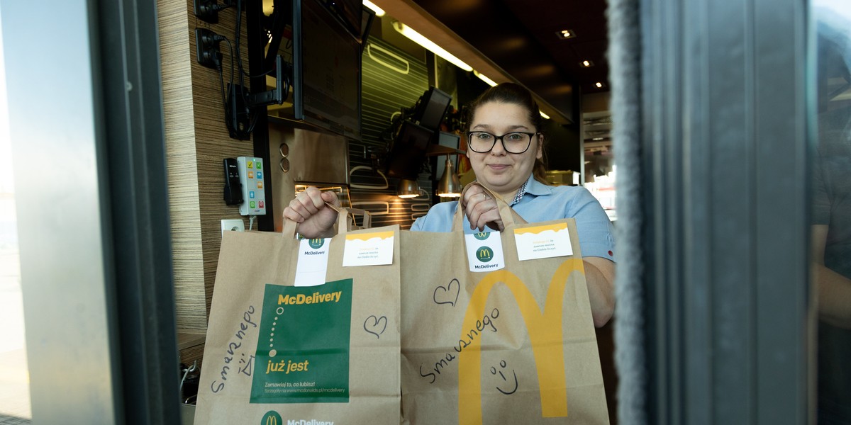 Dostawy McZestawów Mocy odbywają się w sposób bezkontaktowy, we współpracy z zewnętrznymi operatorami McDelivery lub wolontariuszami, którzy odbierają produkty z restauracji z opcją McDrive