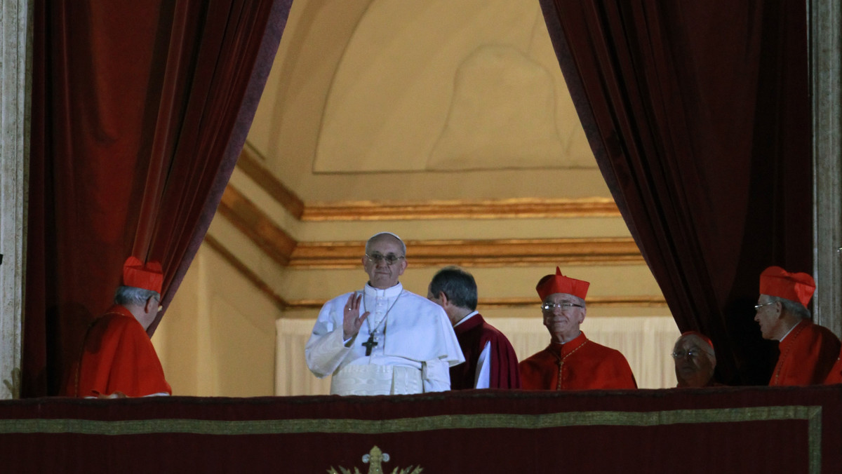 Prof. Zbigniew Mikołejko, filozof religii z Polskiej Akademii Nauk powiedział, że wybór imienia Franciszek jest "istotny oraz niezwykle znaczący". - Kieruje bowiem uwagę w stronę ubogiego świata, trzeciego świata. Przyjmując za patrona Biedaczynę z Asyżu przekazuje wyraźny komunikat, że chce być papieżem ubogiego świata - podkreślił prof. Mikołejko. Wybór ten skomentował również marszałek Senatu Bogdan Borusewicz.