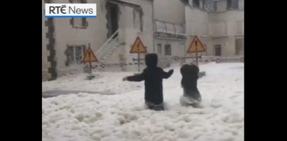 Francuskie miasto zalała piana WIDEO