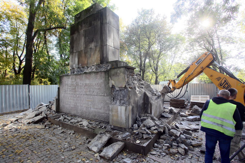 Rozbierają pomnik Armii Czerwonej