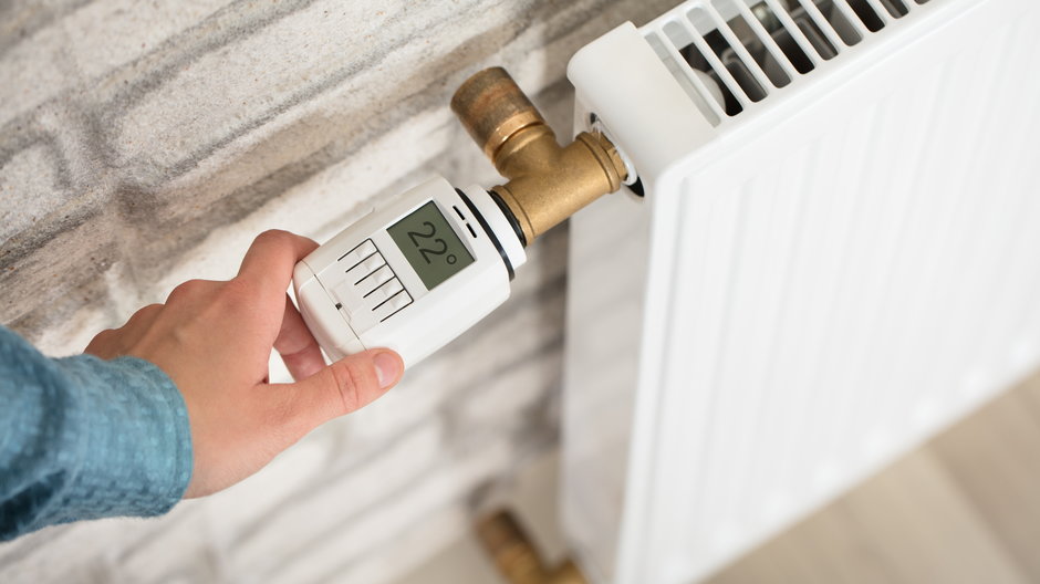 Warto zamontować termostaty przy grzejnikach - Andrey Popov/stock.adobe.com