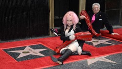 Cyndi Lauper wciąż wygląda i zachowuje się jak nastolatka. Tak odsłaniała gwiazdę w Alei Sław [ZDJĘCIA]