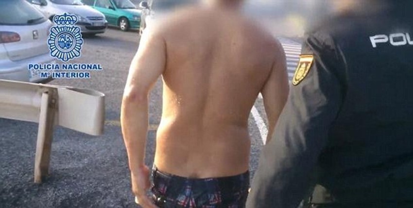 Na obali ga je, međutim, dočekala policija Ovo, pritom, nije prvi put da je neki imigrant pokušao da uđe u stranu zemlju rizikujući sopstveni život.