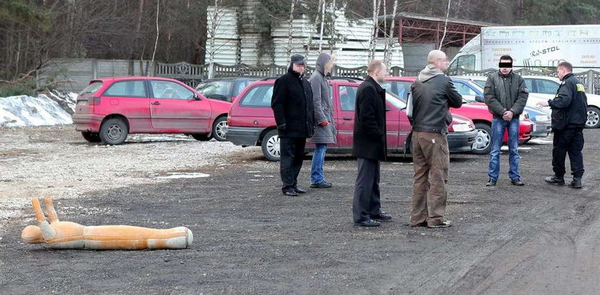 Podrzucili trupa na przystanek!