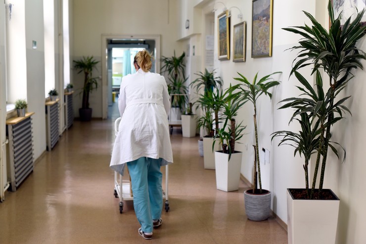 DRAMATIČNO NA SUĐENJU MEDICINSKOJ SESTRI Osuđena da je ubila muža otrovom, srušila se na stolicu i rekla: "Nisam ni znala da postoji CIJANID"