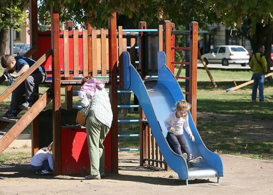 Uskoro kreće prijava za novu pomoć države od 10.000 dinara za decu do 16 godine