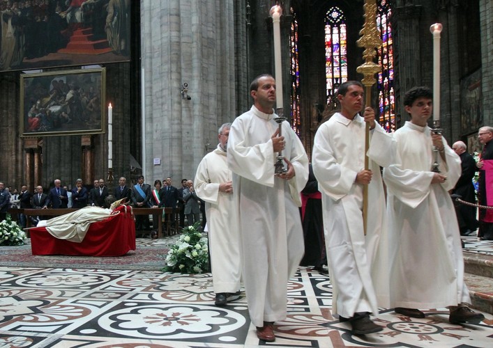 Kardynał Carlo Maria Martini spoczywa na katafalku