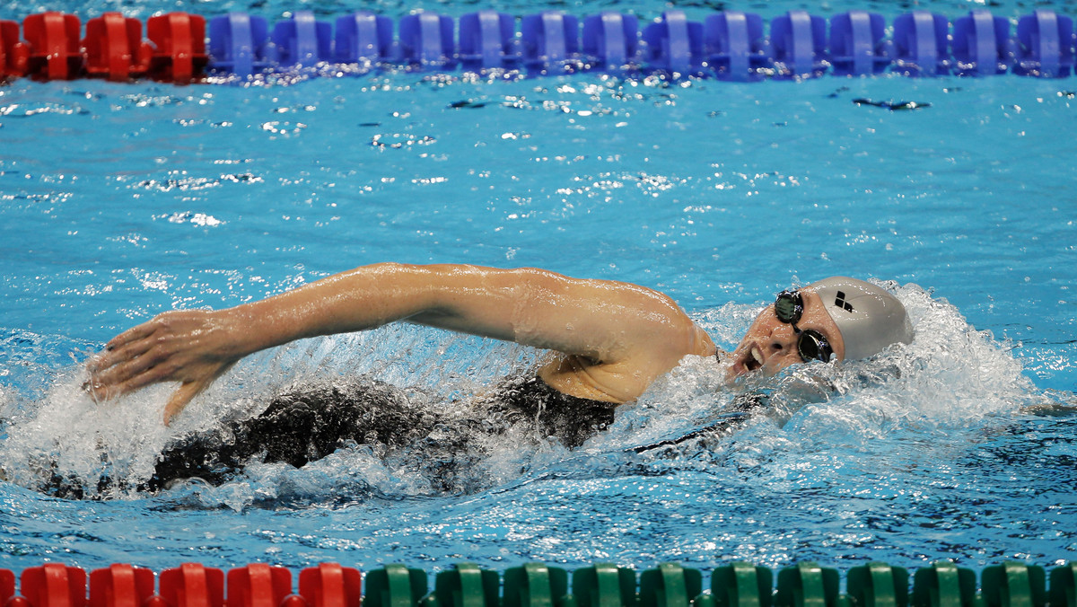 Patricia Castro i Duane Da Rocha, reprezentantki Hiszpanii w pływaniu na igrzyskach olimpijskich w Londynie i mistrzynie Europy na basenie 25 metrów z 2010 roku) postanowiły przeciwstawić się wszechobecnemu kryzysowi... Kobiety zdecydowały się na rozbieraną sesję, by pomóc swojemu klubowi w ciężkich czasach.