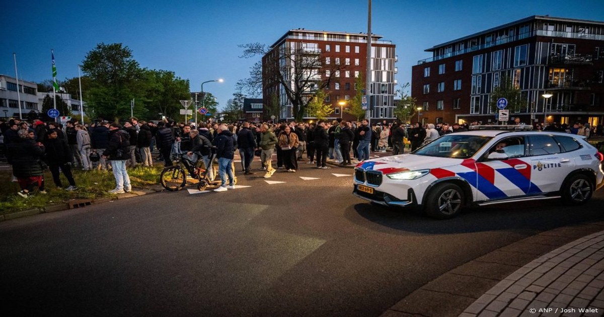 Stoeptegels en verkeersborden door ruiten: het gemeentehuis Wijdemeren zwaar vernield bij asielprote