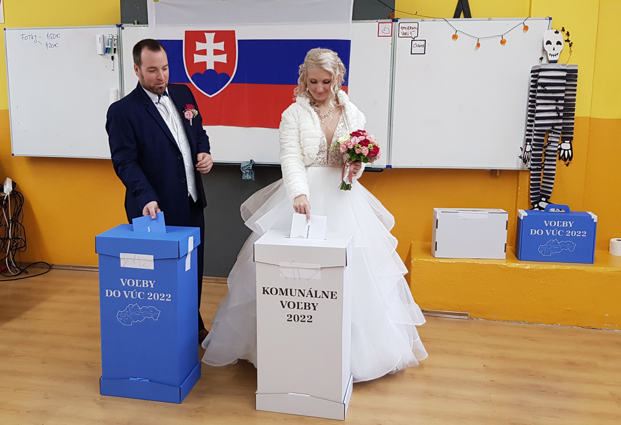 Na snímke nevesta so ženíchom prichádzajú do volebnej miestnosti v Komárne 29. októbra 2022.