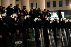 Komu Polacy ufają najbardziej? Policja i Kościół nie mają się czym chwalić. SONDAŻ